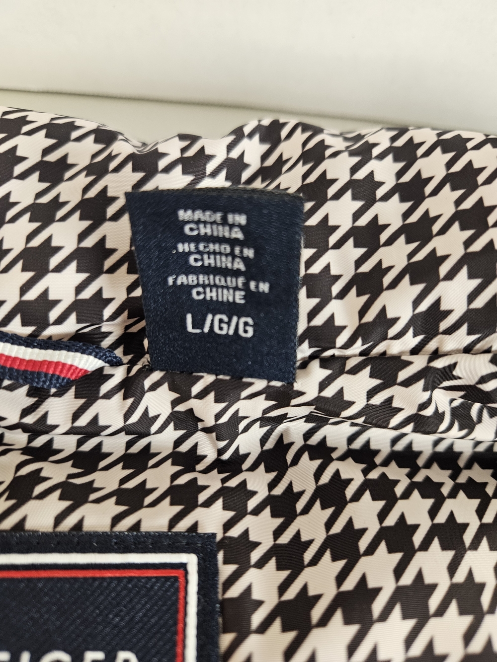 Tommy Hilfiger Black and White Houndstooth Quilted Puffer Vest Like New - Picture 9 of 13